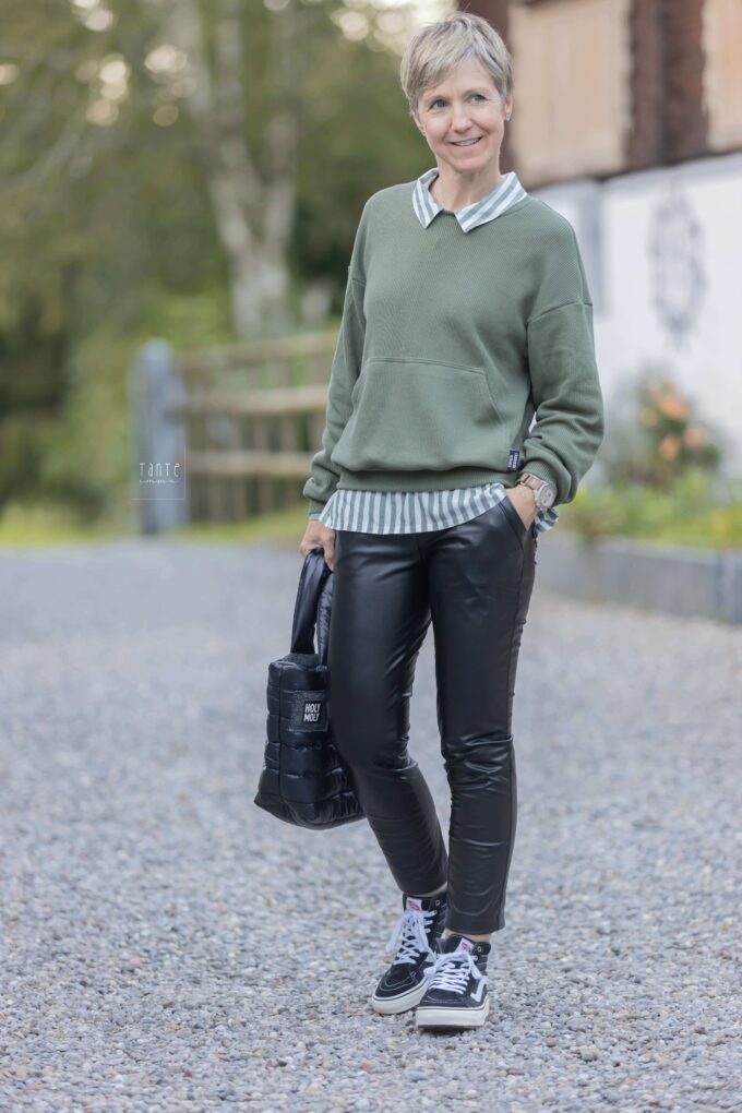 E050 Titelbild Outfit zum Nähen Kombi Schnittmuster Hose Jill Pullover Boston Bluse Cassis - Ledderleggings nähen - Meine Herzenswelt